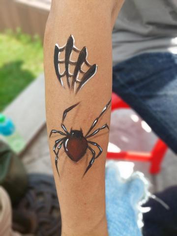 陽光彩繪 - 一位帥氣男生的手臂蜘蛛彩繪！非常真實喔