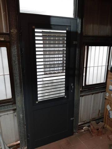 弘乙鋁門窗行 - 舊宅後門更換小百葉鋁門。可開關通風