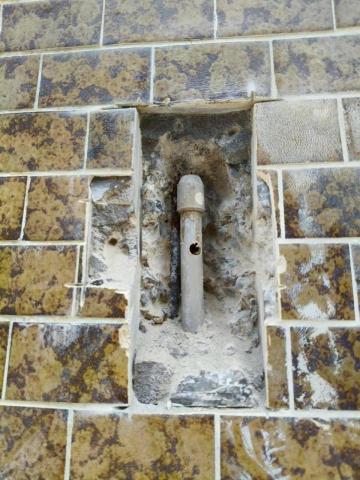 瑋成水電裝修工作室 - 施工中：外牆內水管被電鑽鑽洞