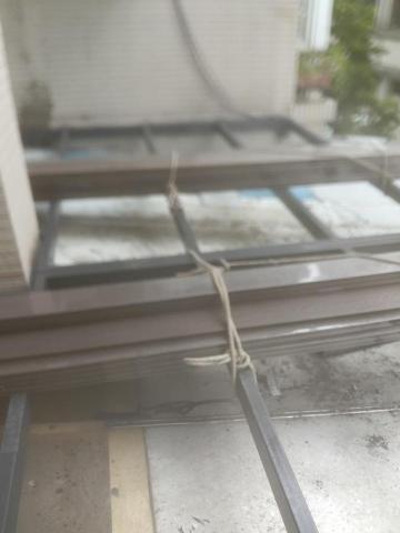   吉亮工程行 - 白鐵50*100扁管+噴漆蓋胡桃木色塑木+塑木欄杆