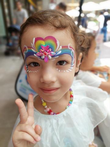 陽光彩繪 - 漂亮可愛的外國小女孩也非常喜歡老師為她設計的彩紅愛心彩繪喔