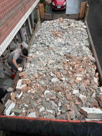 陳柏華 - 台中市龍井區遠東街191巷5號
20噸卡車土石裝滿