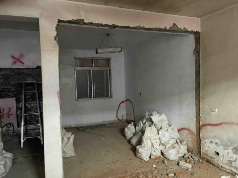 陳柏華 - 台中市龍井區遠東街191巷5號
因為要擴充空間，所以施工紅磚打石工程（地點1樓）