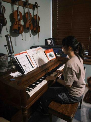 潔米老師 - 鋼琴練琴照
