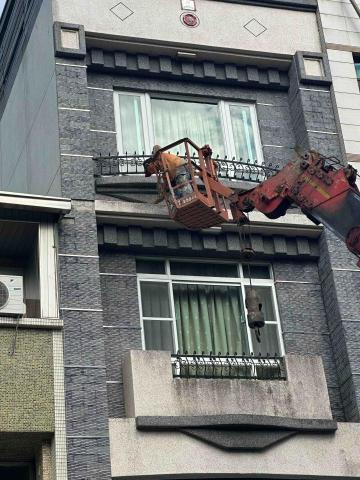 墨翰外牆防水工程 - 整理牆面及粉刷青苔部分