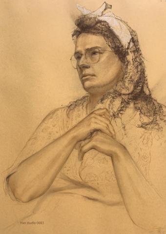 Han studio  邱柏翰 - 有色紙素描的特點在於：底色就是畫面的中間值。
透過陰影加深、白色提亮，你能更快地畫出立體感。
在課堂中你會學到：

•如何運用底色快速建立明暗

•精準刻畫手部、衣物與配件的質感

•把「觀察」轉化成有質感的畫作

適合對象：想提升寫實度、喜歡有氛圍感的畫畫者。
 想體驗「畫人像」的魅力？歡迎私訊洽詢！