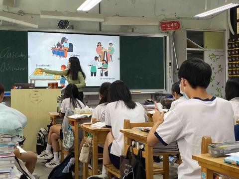 黃奕馨 - 實習-法文教學