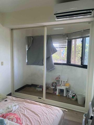 佳昇鋁門窗 - 客人住在大馬路邊 房屋又是租的 房東不同意換窗戶 客人只好在室內多加隔音落地窗 以後退租還可以復原（窗戶是貼著樑 不是在樑下）