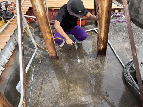 Samlee - 屋頂水塔下方施作前素地清潔