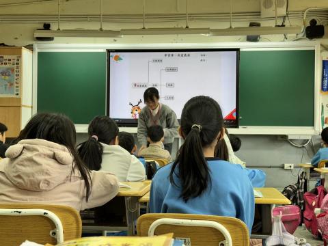 黃筑琳 - 大四時國小三週實習教學演示照片