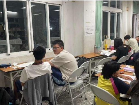 翁偉哲 - 於嘉義薪傳輔導國中生的照片