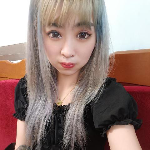 提供剪髮剪刀服務的專家宜庭