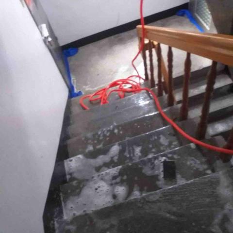 涂鴻志 - 這支樓梯是沒有門檻的，所以要用布圍起來