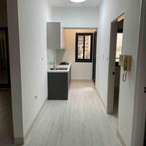 奧格斯特室內建築規劃 - 拆除舊有磁磚並延伸牆體粉光，系統廚具及油漆