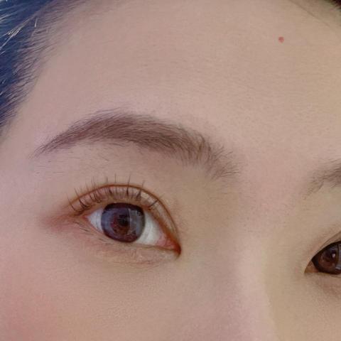 提供睫毛夾翹服務的專家黃詩茹