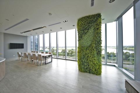 榆果傢飾 - 商務空間柱面植生牆設計