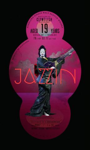 比利張 - 
這款威士忌酒標延續了「JAZZIN'」系列的獨特設計風格。主視覺是一位身穿傳統和服、臉部塗白的女性，優雅地彈奏著印度傳統樂器「西塔琴（Sitar）」，將日本傳統文化與印度古典音樂巧妙地融合在一起，呈現出跨越地域的藝術美感。

酒標主體以柔和的粉色和深紅色調為主，背景則有如水墨暈染的雲霧，營造出夢幻且充滿詩意的氛圍。