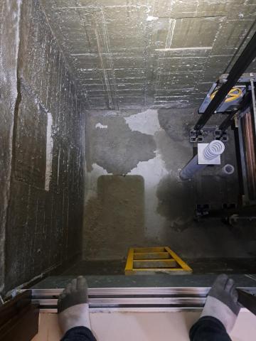 永川盛電梯 - 機坑清潔及確認漏水 永川盛電梯 - 機坑清潔及確認漏水