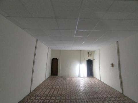 熊豹工程團隊 - 店面平房舊式屋頂拆除，
施作輕鋼架及牆面修補油漆。