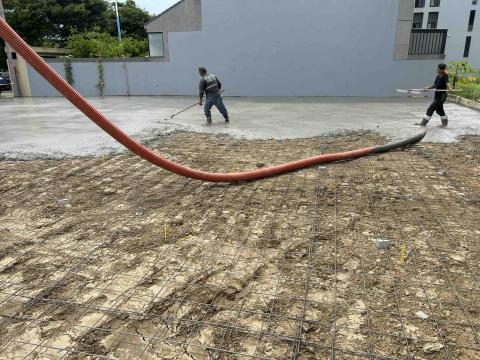 提供地坪服務的專家許世緯