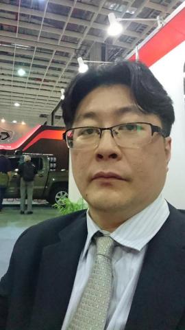 提供ptt移民服務的專家鄭家偉