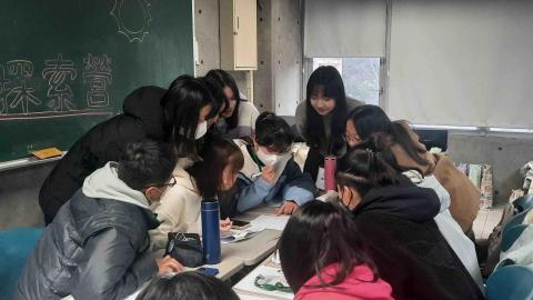 卓郁秀 - 陪伴小組員活動討論