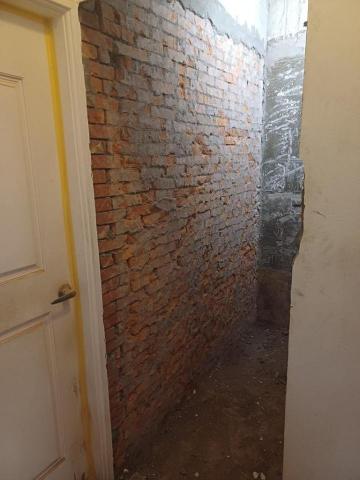 室內拆除團隊 - 廁所牆面打石見底 地板打石見底 門框拆除