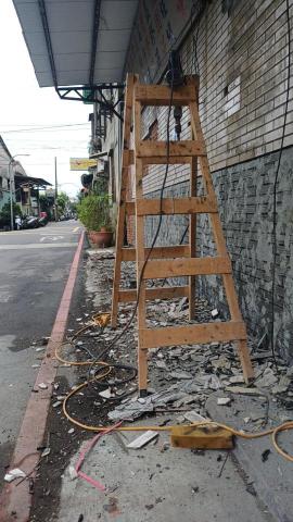 室內拆除團隊 - 外牆拉皮打石