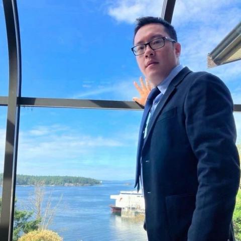 提供翻译i服務的專家Scott Jan 詹老師