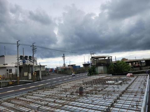 施自強 - 基樁架高之鋼構水泥平台施工