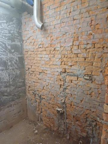 室內拆除團隊 - 廁所牆面見底