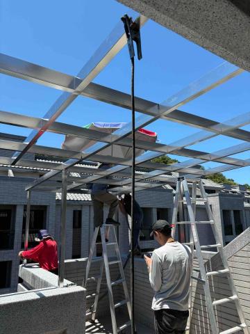 好工人拆除裝修團隊 - 基隆遮光罩亞悍安裝中