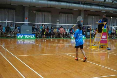 陳韻伃 - 國小代表屏縣建興參加全國港都盃羽球錦標賽