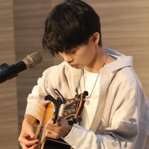 提供簡單吉他伴奏服務的專家喬安