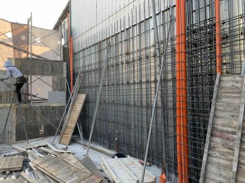 岳昇工程行 - 免拆鐵模-點焊#4鋼筋，與牆面鋼筋接合綁紮