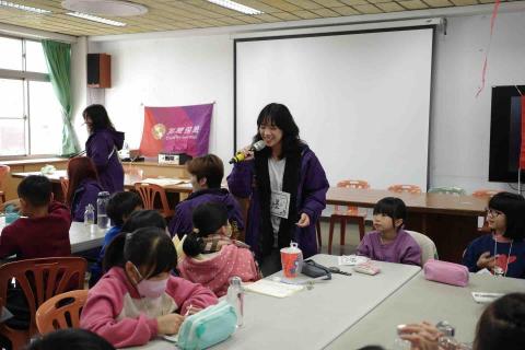 黃舒曼 - 大學參與山地社會醫療服務團舉辦育樂營，和小學生能良好溝通，理解如何教學