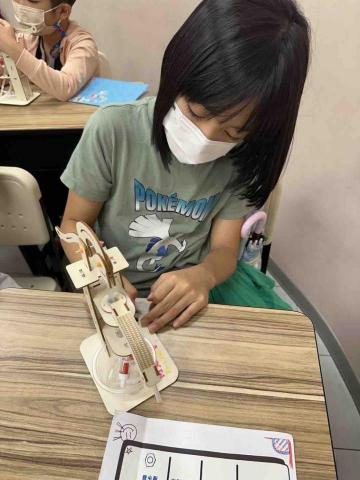 詹以勒 - 在暑期課程帶小學學生操作