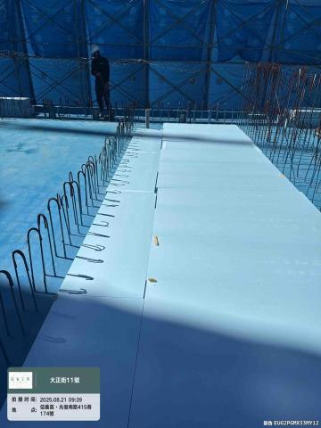 菘宥工程 - 施工現場進行PS板（聚苯乙烯板）鋪設，作為底層防水隔熱保護系統的一部分，確保後續防水層與結構之間具備良好緩衝，並提升整體施工品質與耐用性。