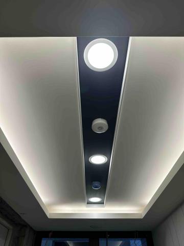 柯承緯 - 大樓走廊天花板器具安裝