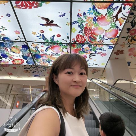 提供新店英文服務的專家Vicky 鄒