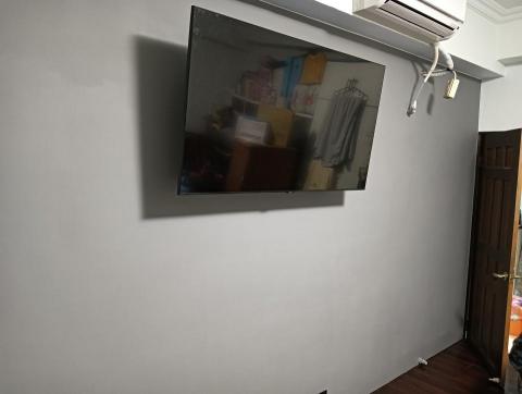 木工阿澤 - 乳膠漆主題牆，踢腳板拆除，批土2次，上漆2道，鎖電視背架