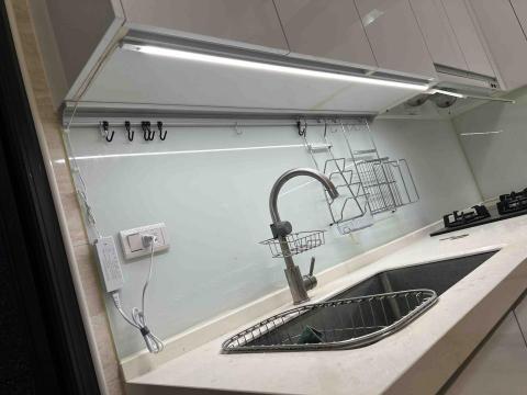 皓勛水電 - 廚具燈光設計（在洗手槽部分加上燈具）此燈具可調亮度-（直接用手稍微碰觸開關即可亮燈）