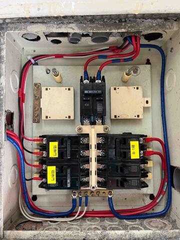 皓勛水電 - （修繕後）開關箱重新整理（拉線-端子壓接-線路整理）