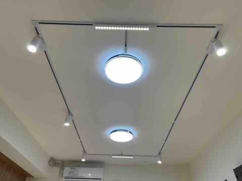 皓勛水電 - 燈具設計（軌道燈加上主燈）在完成之後會顯得更亮眼更漂亮