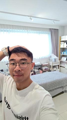 提供理髮刀服務的專家筋手指運動按摩