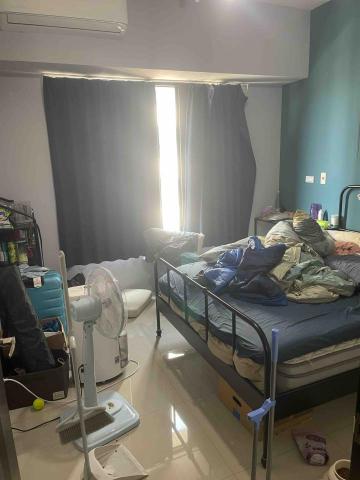 米妮愛乾淨 - 房間部分：
居多都是運動用品，也有廠商贊助的商品所以相當繁雜，櫃子基本上也是排滿了物品，不過沒整理，地板上也是小貓咪們調皮搗蛋的傑作，【不是不建議養寵物?‍⬛?，而是希望也稍微維持環境整潔喔，這樣身體也會比較健康，不會吸入太多的灰塵】