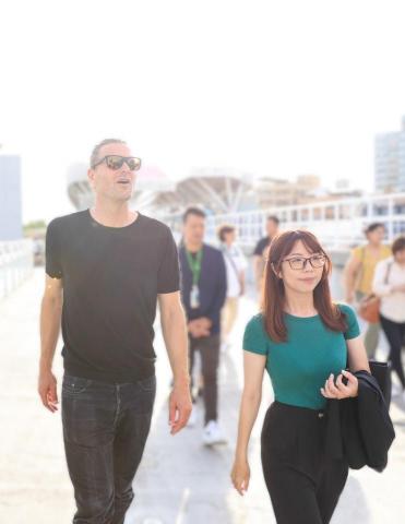 創穎翻譯顧問社 - 黃色小鴨
荷蘭藝術家弗洛倫泰因&middot;霍夫曼先生來高場勘隨行口譯及中英會議主持/口譯