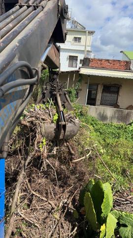 耕心工程行 - 夾樹枝