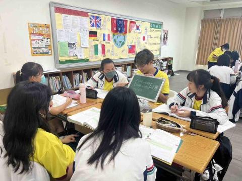 莊振裕 - 在校時期 擔任數學研討小組長 幫忙同學釐清觀念及不懂的知識點