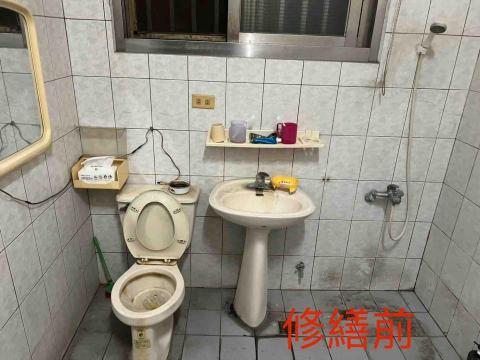 皓勛水電 - （修繕前）衛浴設備=馬桶-洗手台-鏡子-衛生紙盒-混合龍頭 